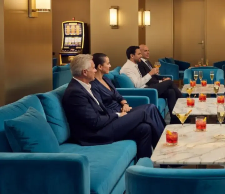 Lounge zona Zagrebia casino restorana s udobnim sjedećim garniturama i modernom rasvjetom